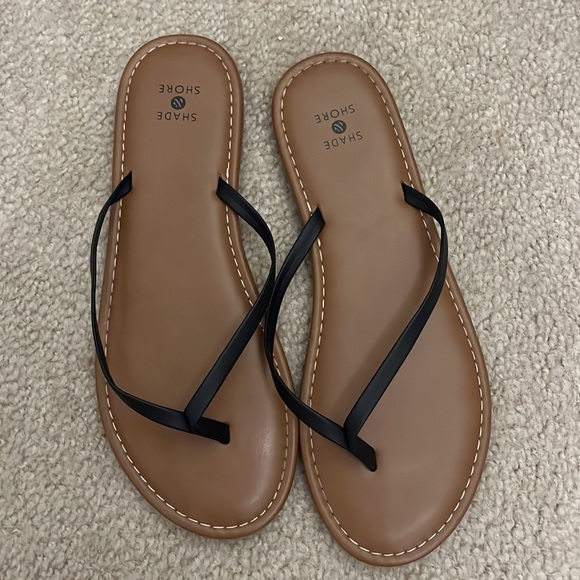 Bundle of 4 Pairs of Women’s Old Navy Sandals and Flip Flops - Size 8 - Picture 6 of 9